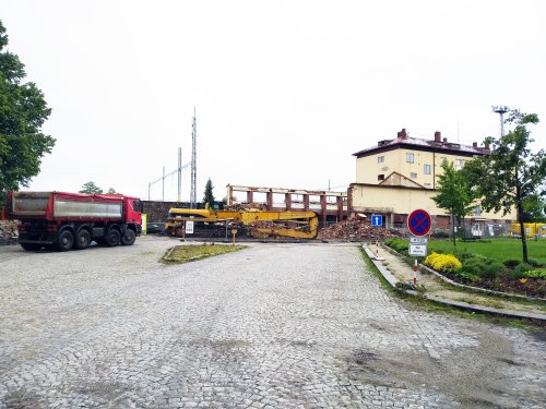 Výpravní budovy i traťový úsek mezi Skleným nad Oslavou a Křižanovem procházejí rozsáhlou a nákladnou rekonstrukcí