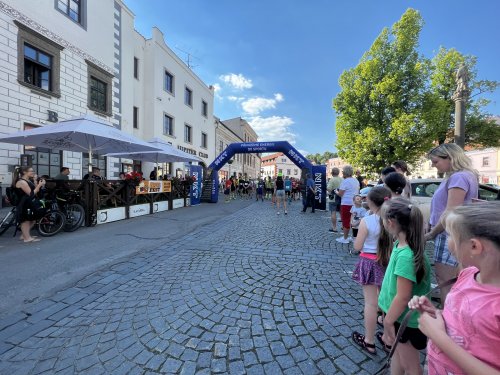 Velkomeziříčské náměstí v sobotní podvečer zaplnili závodníci