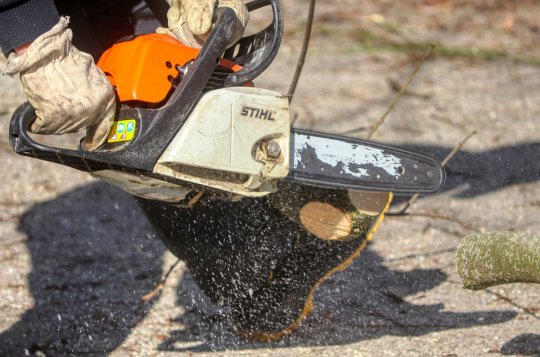 Během úterka řešili záchranáři tři zranění způsobené motorovou pilou