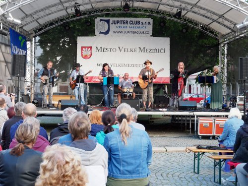 Country tóny se linuly centrem města