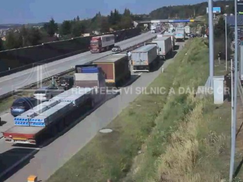 Na dálnici je nehoda, doprava ve městě se zhoršuje