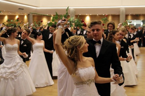 Sálem zní polonéza a tanečníci právě absolvují svou první společenskou zkoušku