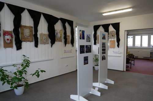 Studenti vystavují své výtvarné práce v knihovně