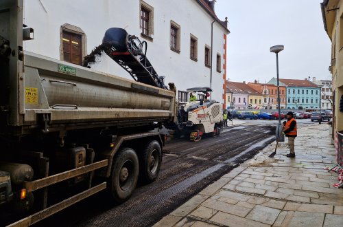 Začaly práce i v uličce pod radnicí