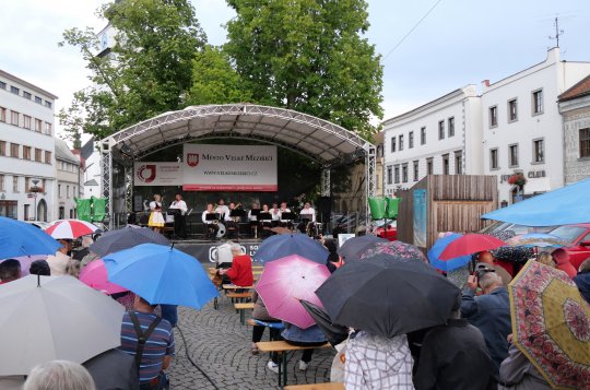 Náměstím zněla dechovka