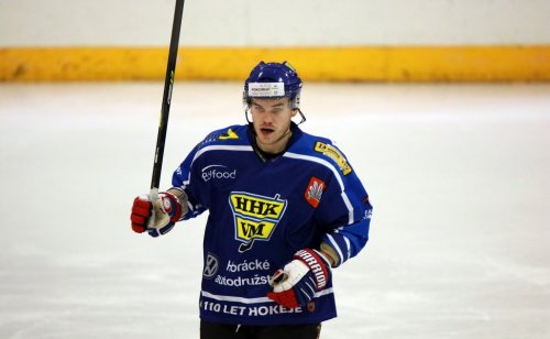 Velkomeziříčští hokejisté o vítězství rozhodli pěti góly v třetí třetině. Čtyři góly si v utkání připsal Lukáš Paták