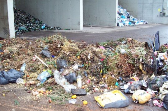 Lidé do bioodpadu házejí i plasty. Tím ho znehodnocují