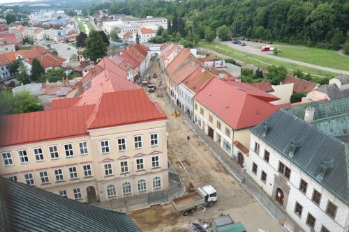 Za plotem stavby se dá stále nakupovat. Podpořme místní obchody