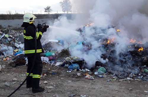 V Petrávči hořela skládka odpadu, požár se obešel beze škody
