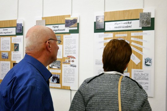 Výstavní sál zaplnila neobvyklá kombinace trofejí, zbraní a hudebních nástrojů 