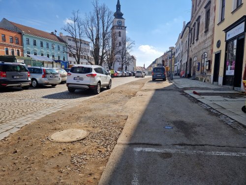 V pondělí začne na spodní části náměstí frézování zbytků asfaltu