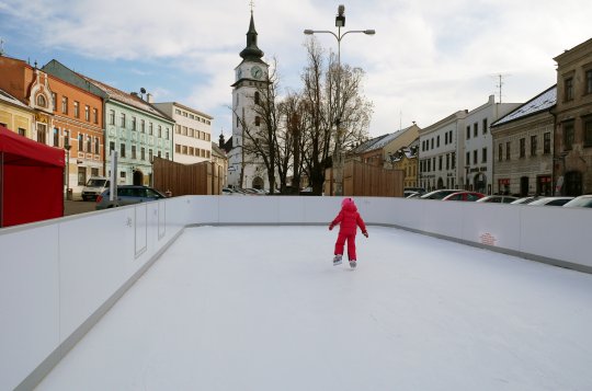 Zabruslit si na Náměstí můžete do 2. ledna, pak se kluziště přesune do Hrbova