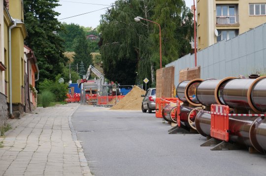 V ulici Nad Gymnáziem se pokračuje s opravami