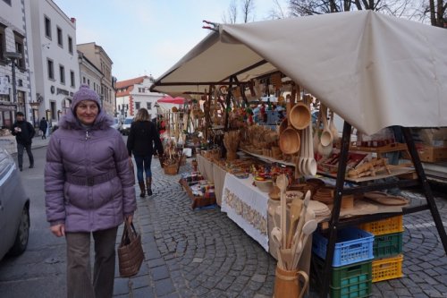 Náměstím voní občerstvení a všude jsou stánky