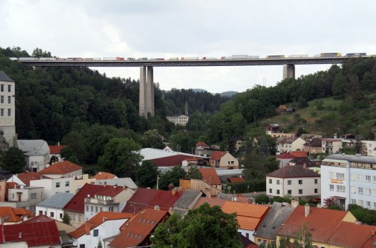 Provoz na dálnici se rozjíždí zase ve dvou pruzích