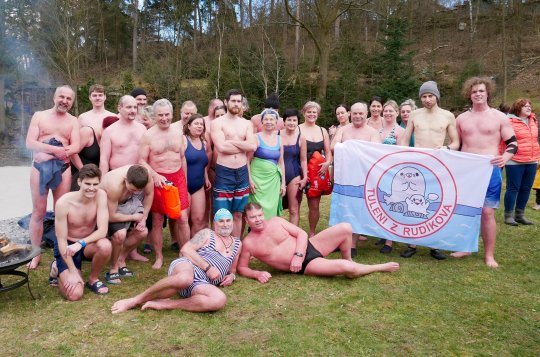 Otužilci připomenuli Den vody chladnou koupelí