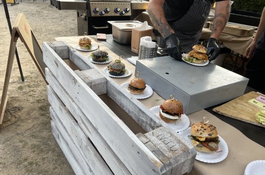 Kombinace bazénu a burgerů se osvědčila