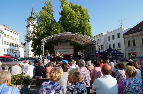 Nedělní odpoledne bylo plné lidové a dechové hudby