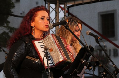 Woman show aneb Zpívání v dešti