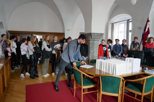 Gymnazisté navštívili radnici