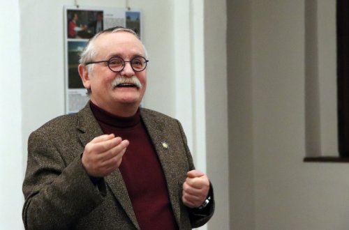 Jiří Michlíček ukazuje drobné střípky z cesty do Compostely