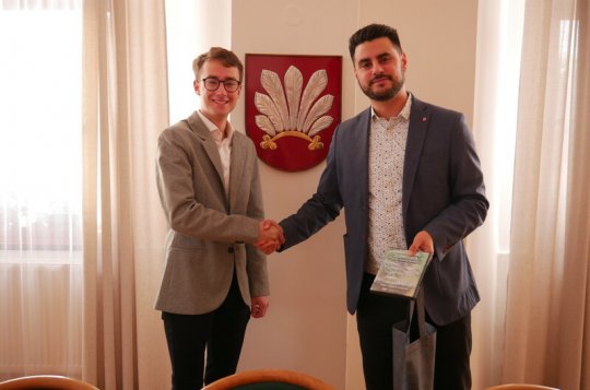 Maturant předal starostovi svůj projekt