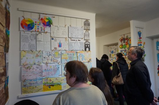 Výtvarné práce žáků z Oslavické jsou k vidění v knihovně