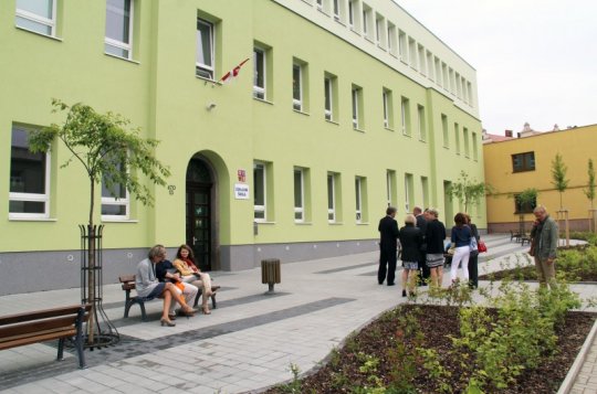 Škola na Sokolovské má novou fasádu, parčík i nádvoří