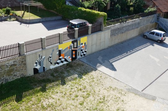 Nevzhledná zeď za školou se mění v umění