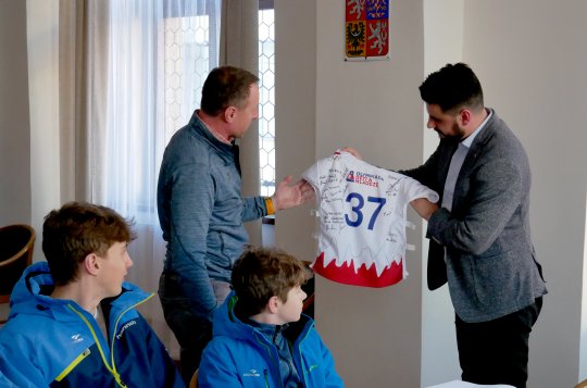 Mladí olympionici navštívili radnici ve Velkém Meziříčí
