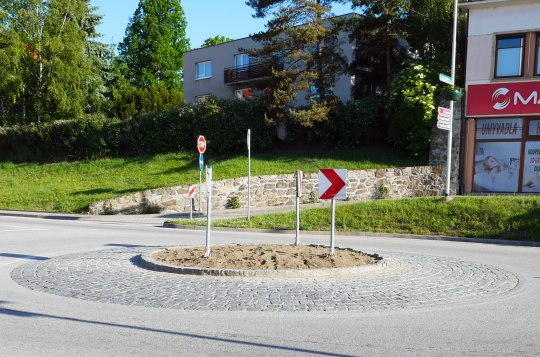 Kruhové objezdy ve Velkém Meziříčí ozdobí květiny