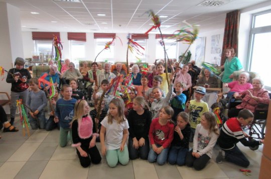 Děti ze ZŠ Školní prožily „Velikonoční úterý“ v Domově pro seniory