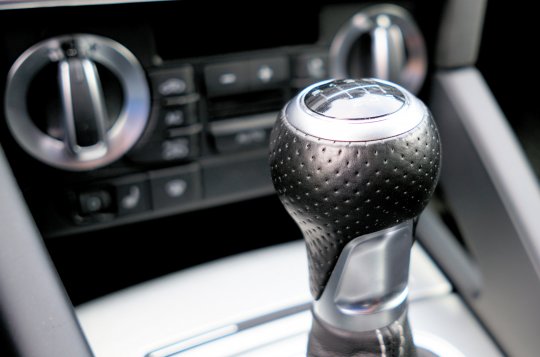 Nad Gymnáziem se samovolně rozjelo auto. Řidička a kolemjdoucí ho zastavili