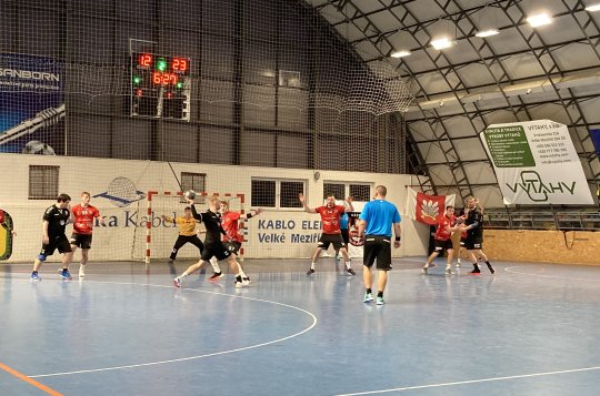 Muži proti extraligovému favoritovi ostudu neudělali