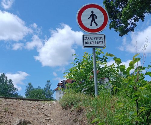 Vstup do kolejiště kousek za nádražím je zakázaný