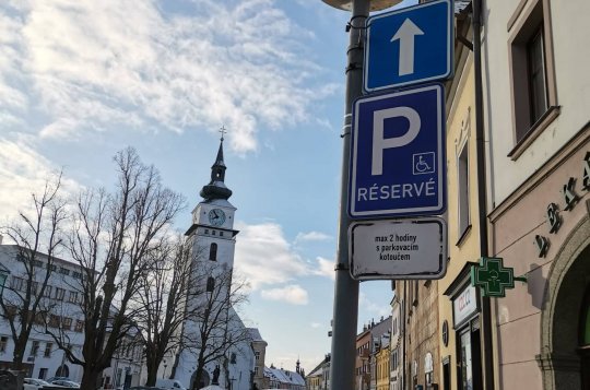 Držitelé průkazu ZTP zaparkují v centru na 2 hodiny zdarma