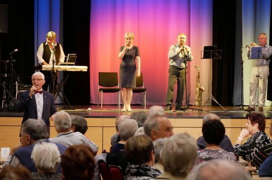 Senioři se setkali při dechovce 