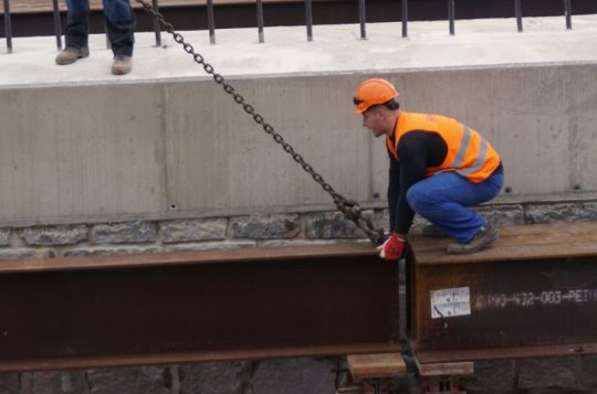 Na mostě u pošty už se chystá bednění