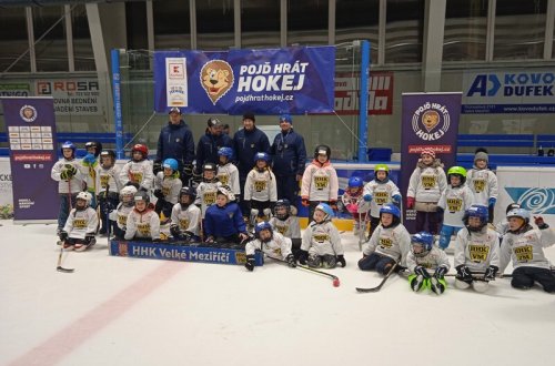 Hokej si ve Velkém Meziříčí vyzkoušelo 38 malých sportovců	