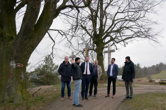 Rada vyjela ke Třem křížům. Lokalitu čeká obnova