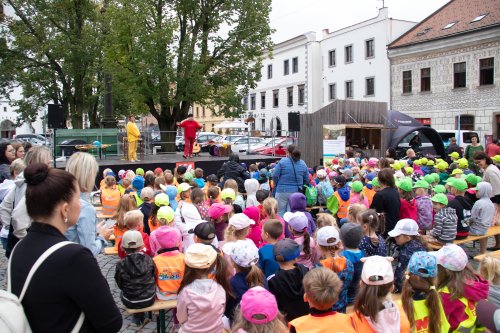 Děti si zahrály v divadle a pomazlily pejsky