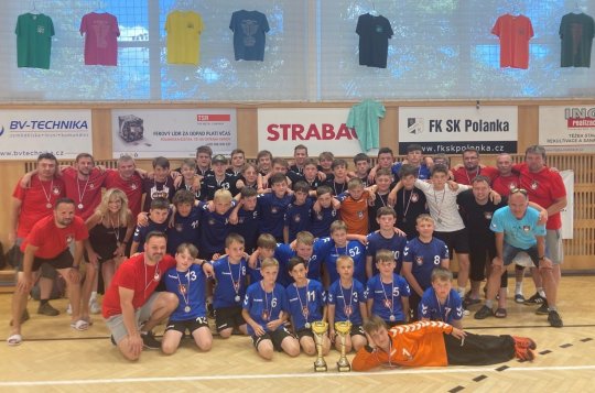 Početná skupina házenkářů vyrazila na turnaj do Polanky