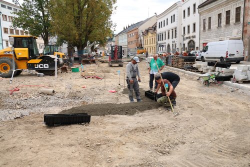 Vodní prvky na náměstí už dostávají své místo