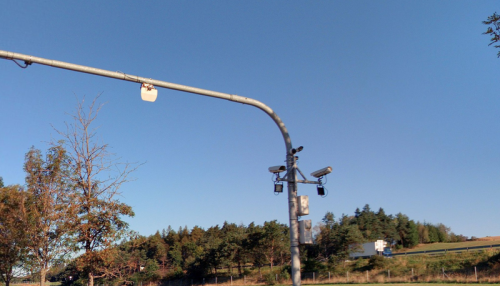 Po nárazu konstrukce spadla