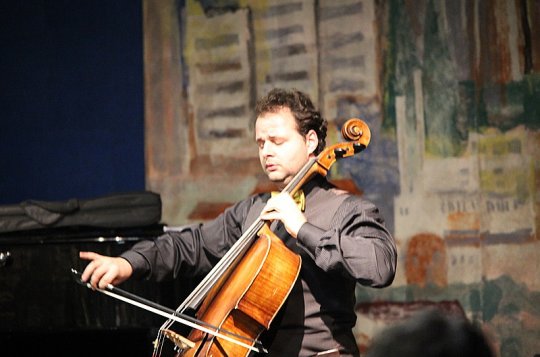 Cellista Štěpán Švestka nejen zahrál, ale i rozezpíval a pobavil posluchače
