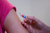 Očkovat se bude už jen jednou za čtrnáct dní