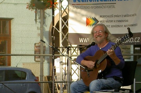 Jaroslav Hutka zazpíval také píseň o Mistru Janu Husovi