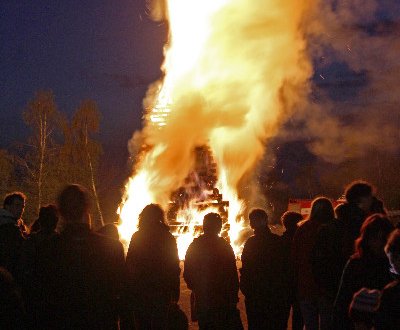 Čarodějnický oheň zapálili lučištníci