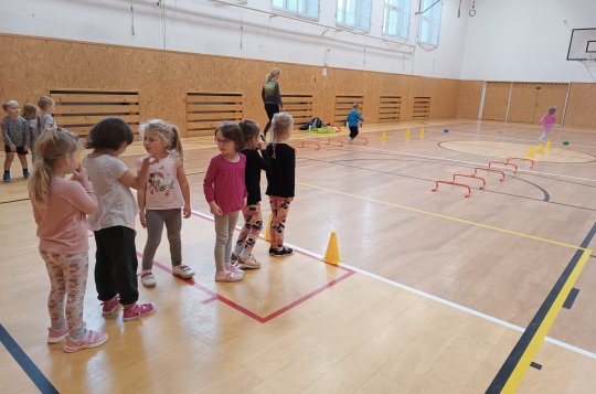 Atletika hravě do škol rozdává radost 