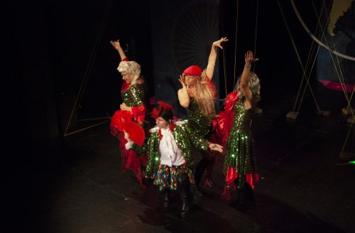 Travesti show pobavila všechny diváky